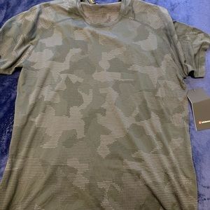 Lululemon men’s T-shirt